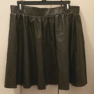 NWOT Bisou Bisou Faux Leather Skirt. Size Large